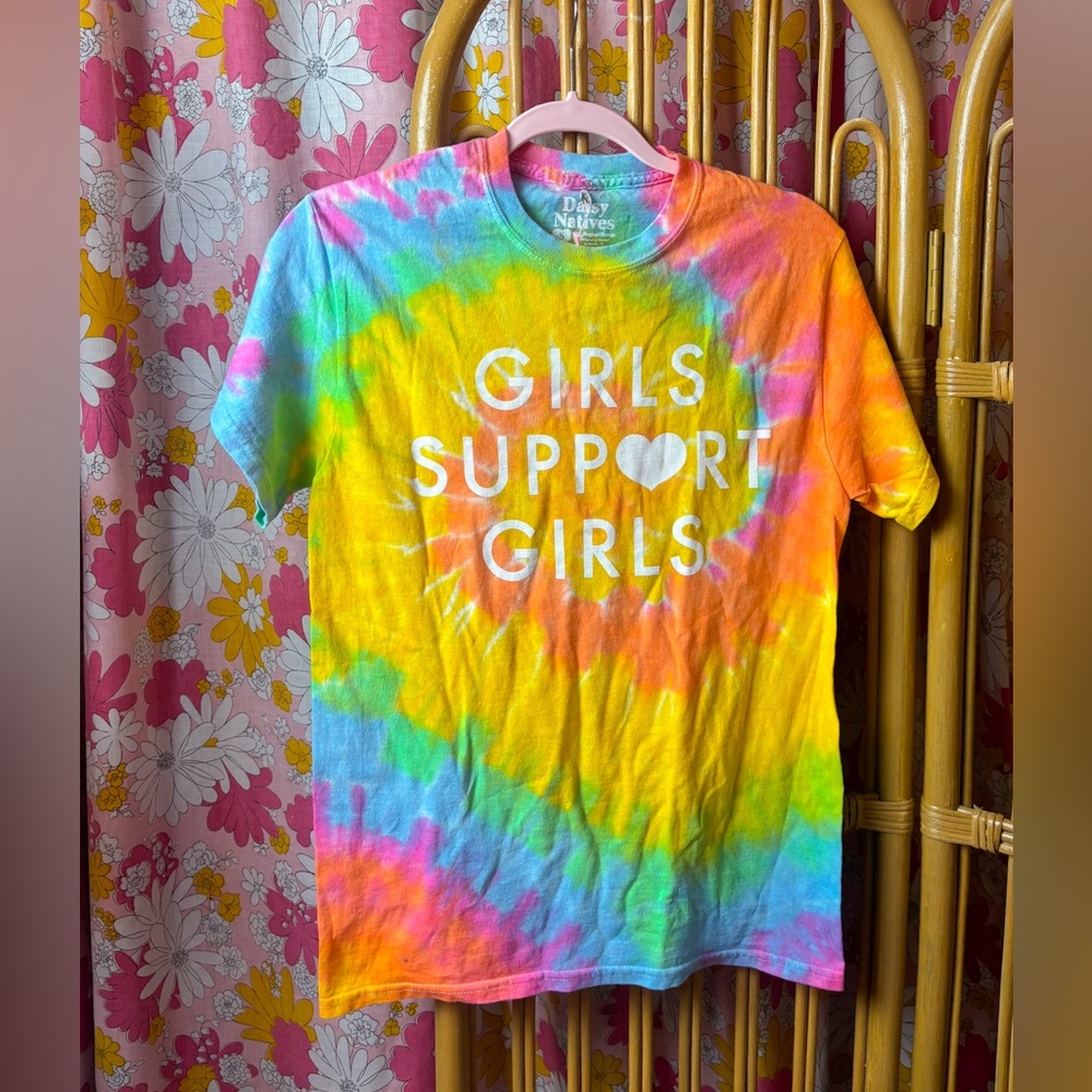 NWT DAISY NATIVES, “Girls Support Girls,” tee